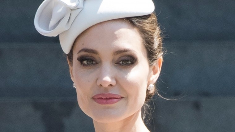 «Бабочки в животе» — Одинокая Анджелина Джоли положила глаз на женатого коллегу