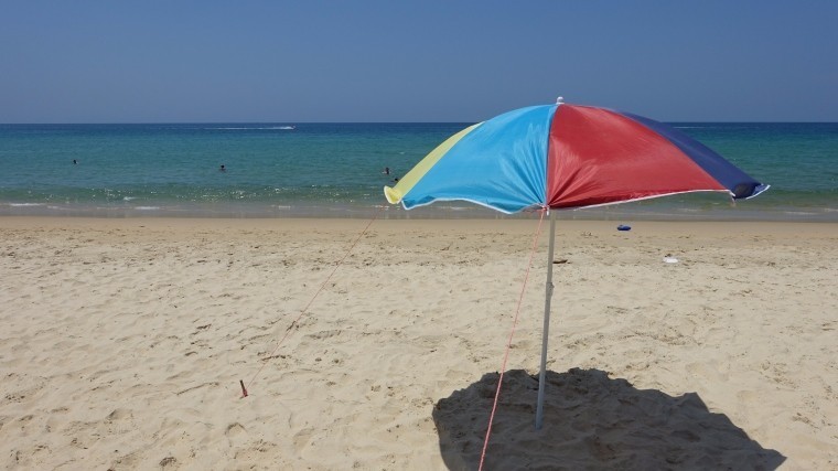 Туристку из Англии пронзило пляжным зонтом