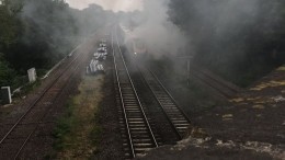 Видео: В Англии на полном ходу загорелся пассажирский поезд
