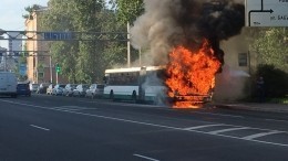 Видео: в Петербурге дотла выгорел пассажирский автобус