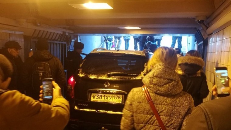Прокуратура Петербурга проверила водителя, заехавшего в подземный переход