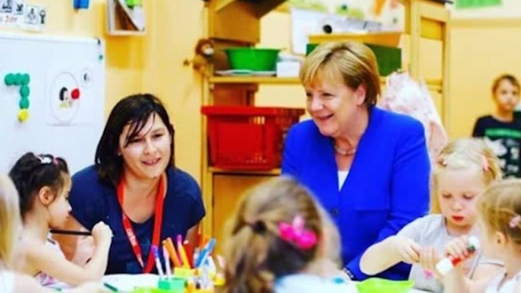 Меркель стала героем секс-скандала из-за фото в детском саду