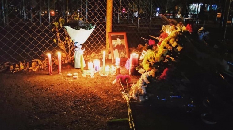 К месту убийства фигуриста Тена в Казахстане алматинцы несут цветы