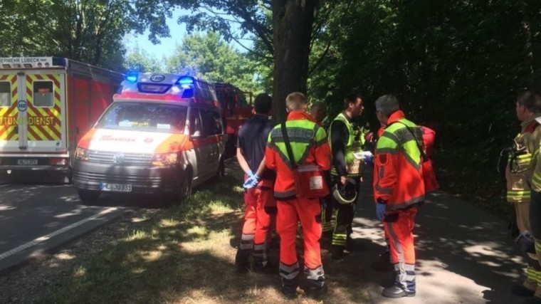 Мужчина с ножом ранил 14 пассажиров автобуса в Германии