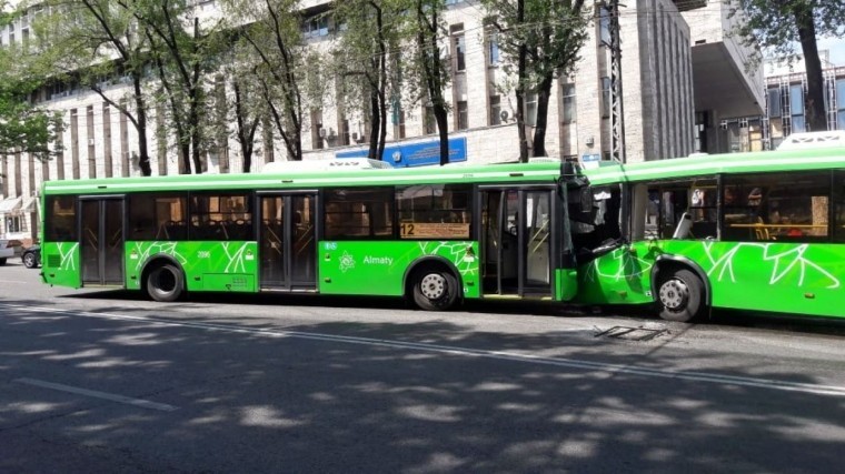 18 человек пострадали в лобовом столкновении автобусов в Алма-Ате