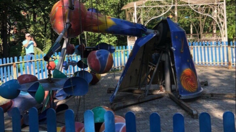 Карусель с детьми рухнула в екатеринбургском парке аттракционов — фото с места