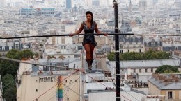 Видео: француженка-канатоходка прошла над Монмартром без страховки
