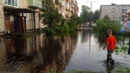 Видео: Жители затопленного поселка под Петербургом устроили заплыв на улице