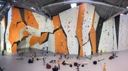 В Петербурге подросток упал с 7-метрового скалодрома