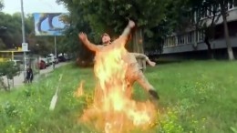 Мужчина в военной форме поджег себя у здания Минобороны Украины — страшные кадры