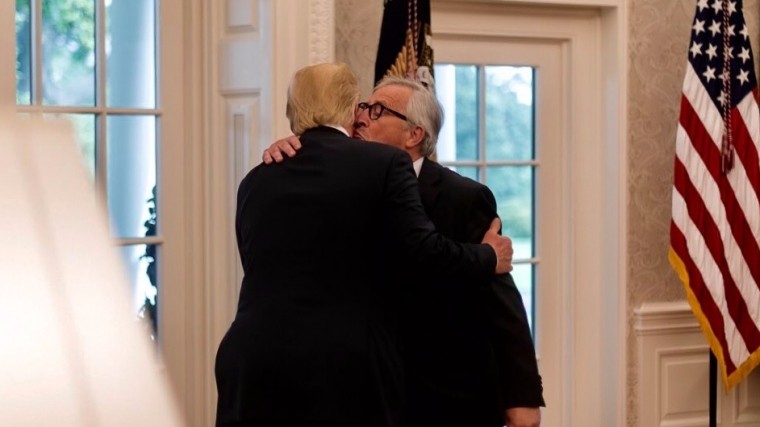 «Это было неожиданно» — глава Еврокомиссии о поцелуе с Трампом