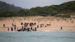 «Разбежались по Европе» — опубликовано видео высадки мигрантов на пляж в Испании