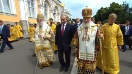 Владимир Путин участвует в торжественном крестном ходе в Москве