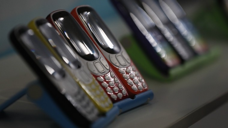 Во Франции одобрили закон о запрете мобильников в школах