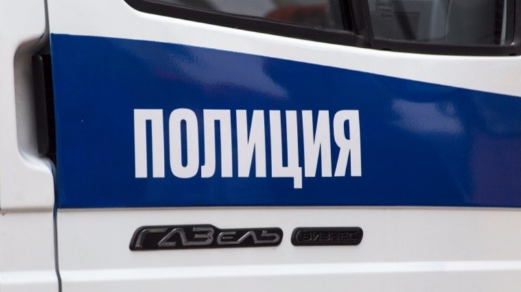 В Калининградской области подросток ограбил таксиста, приставив к его спине палец