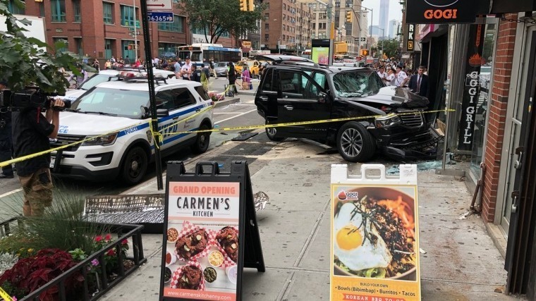 Тяжелый кроссовер протаранил ресторан в Нью-Йорке: четверо пострадавших