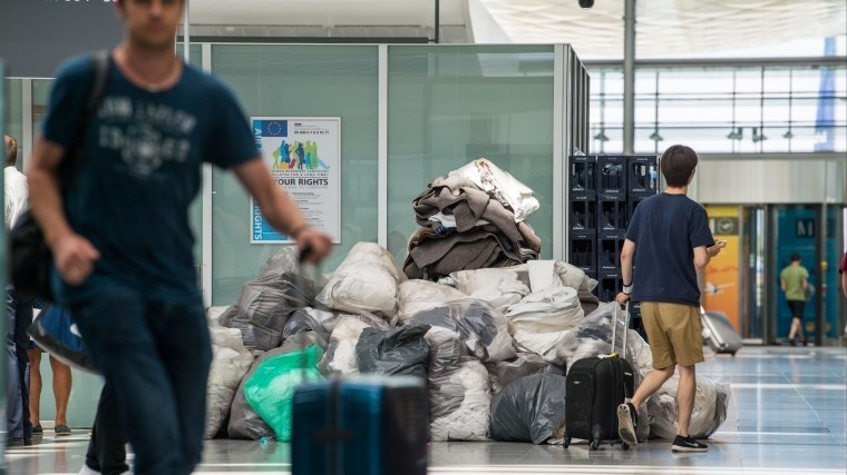 Минтранс предложил не взвешивать дамские сумки и портфели авиапассажиров