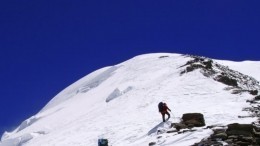 Седьмой день: к зависшему на скале альпинисту вылетели российские спасатели
