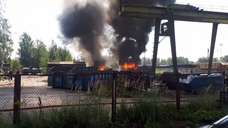 В Риге вспыхнул склад с шинами и дизельным топливом — фото