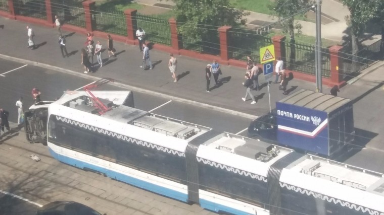 В Москве трамвай «смял» «Газель» — фото с места ДТП