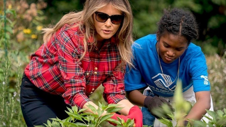 Мелания Трамп насмешила сети, решив похозяйничать в президентском саду