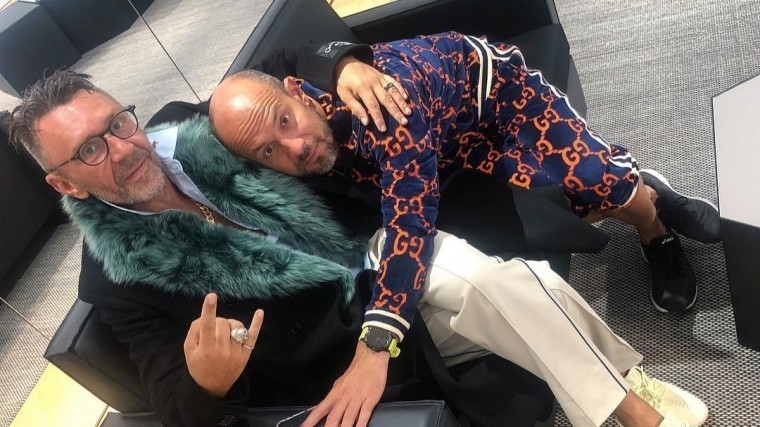 Шнуров озадачил поклонников вальяжным фото с мужчиной на кожаном диване