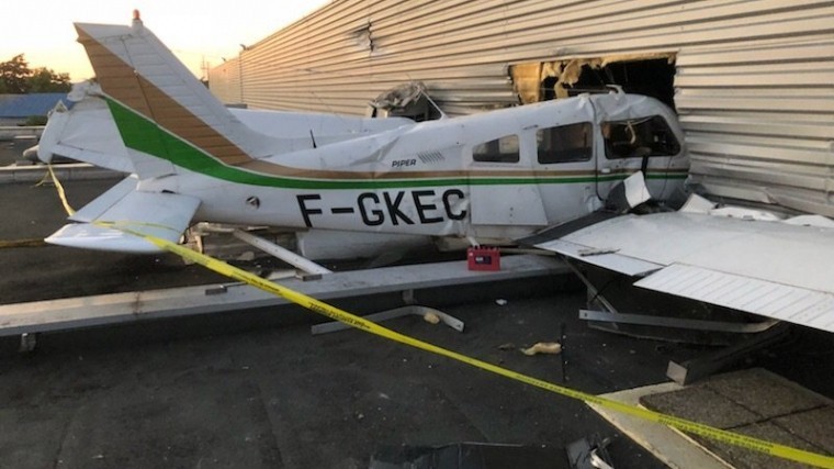Во Франции рухнул самолет с туристами — кадры с места