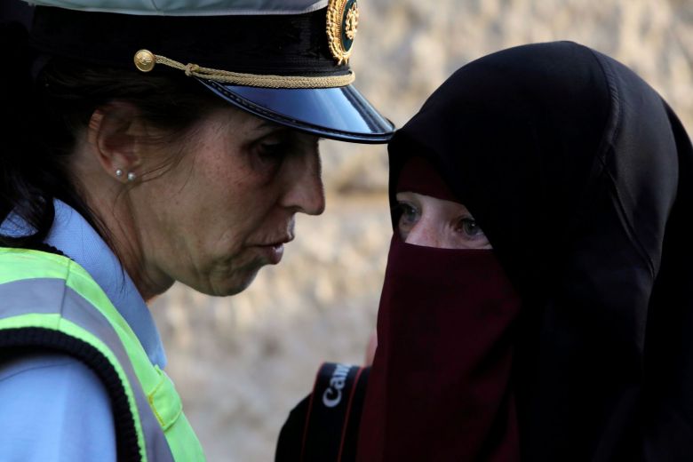 Женщина в никабе и женщина-полицейский