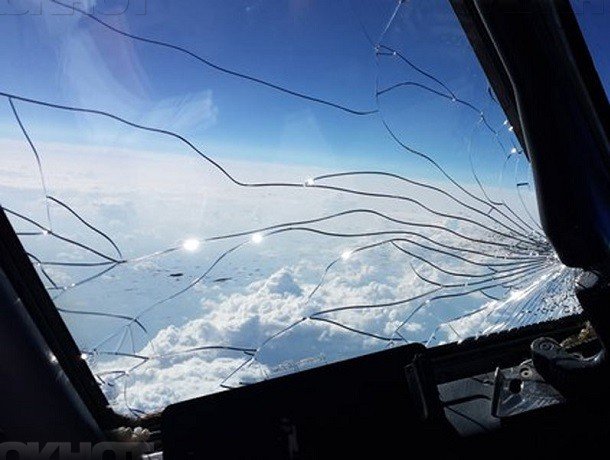 Треснувшее стекло самолета