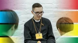 Видео: ЛГБТ-священника задержали в центре Петербурга