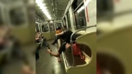 Пьяная пара пыталась заняться сексом в вагоне московского метро — видео