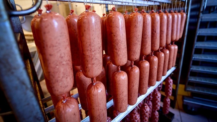 Колбаса и мясные полуфабрикаты могут резко подорожать в России