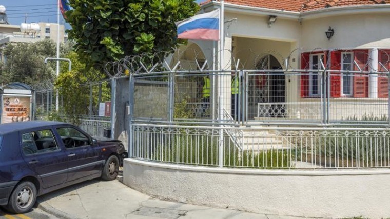Душевнобольной на авто протаранил ворота российского консульства на Кипре