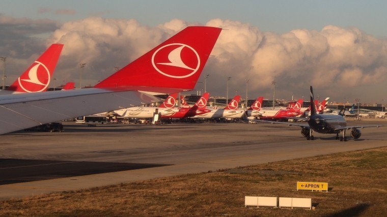 Пассажирские авиалайнеры столкнулись в аэропорту Стамбула