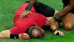 Во время квалификационного матча Еврокубка судье разбили голову — фото