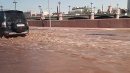 На Петроградской набережной образовалась пробка из-за прорыва трубы