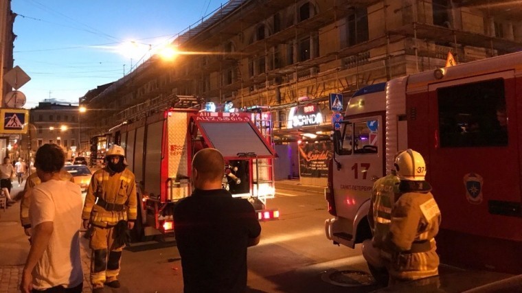 Очевидцы: в баре на улице Думской в Петербурге вспыхнул пожар