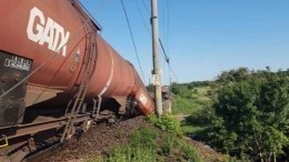 Поезд с биотопливом сошел с рельсов в Румынии из-за пьяного машиниста — видео