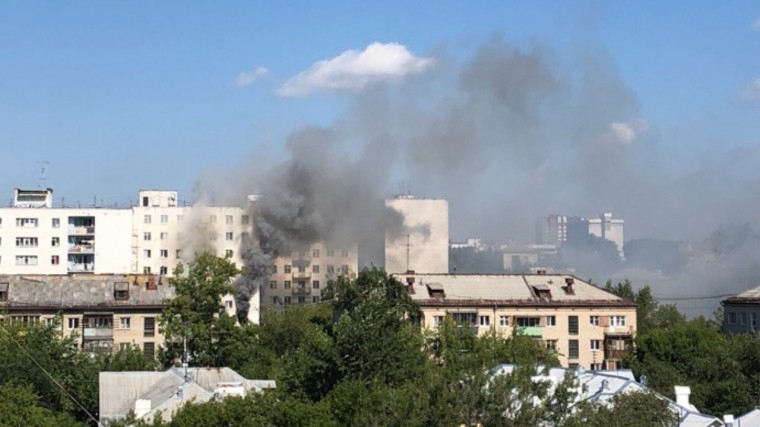 На Урале пожарные спасли троих детей из горящей многоэтажки