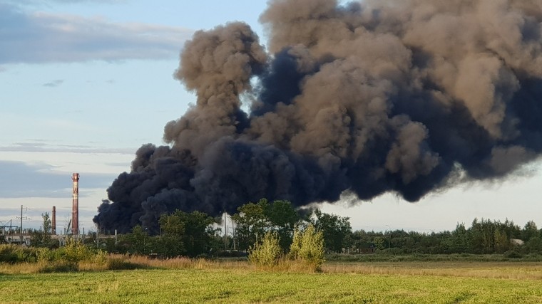 Площадь пожара на заводе в Ленобласти увеличилась до 1800 квадратных метров