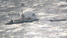 В Финском заливе обнаружили загадочный плот с пиратским флагом