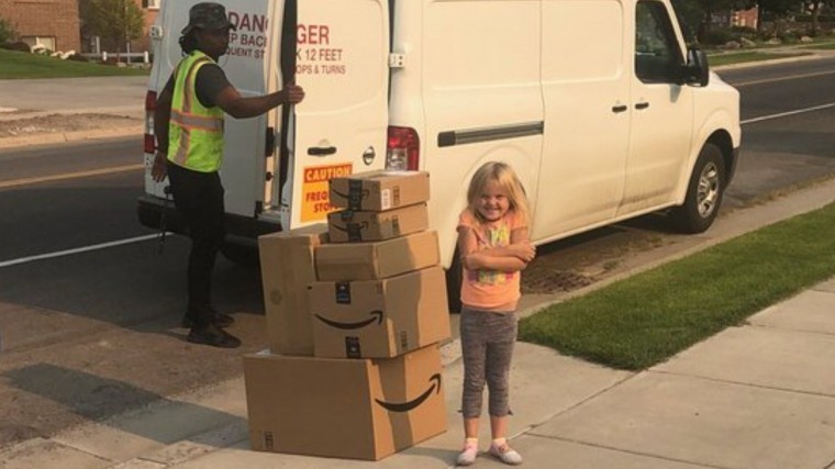 Шестилетняя девочка из США тайком заказала семь коробок с игрушками