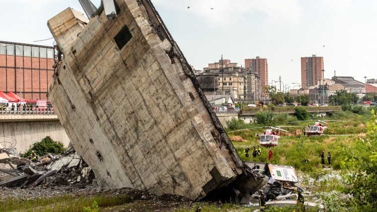 Супруги из Украины упали в машине с моста в Генуе и выжили