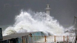 Двоих детей смыло в море с волнореза в Болгарии