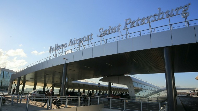 Пассажиры больше девяти часов не могут вылететь в Калининград из Пулково