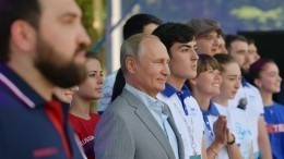 Путин: волонтеры в России работают эффективней чиновников