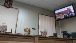 Адвокаты Януковича подрались с полицией в коридоре суда