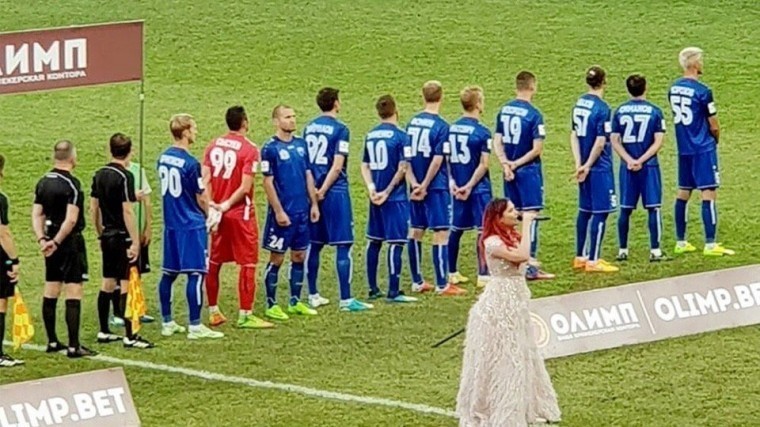 Украинский футболист демонстративно отвернулся от российского флага