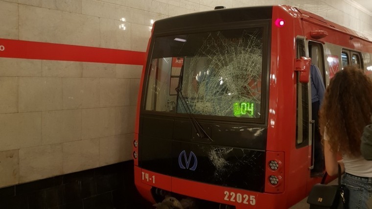 В Петербурге остановлено движение на красной ветке метро