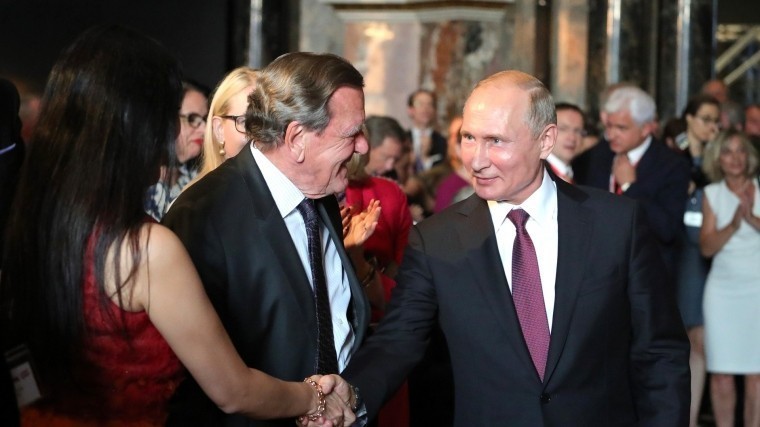 Песков развеял слух о возможном приезде Путина на свадьбу Шредера